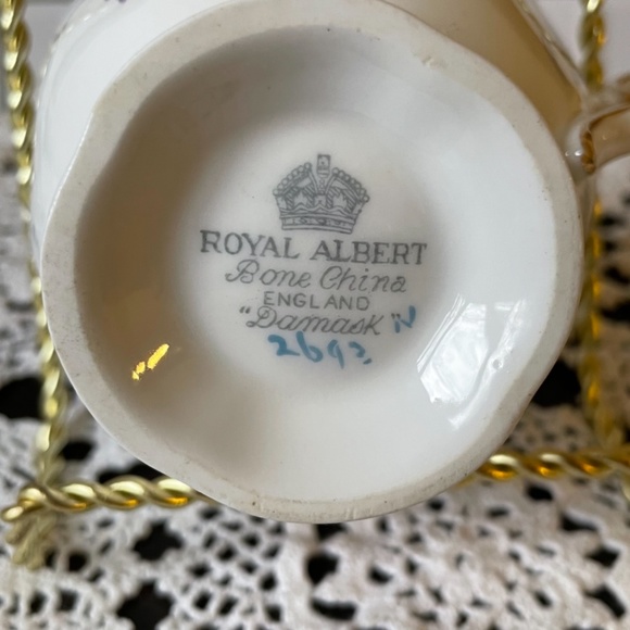 Vintage Royal Albert England Bone China Tea Cup ans Saucer Damask 2693 - Picture 13 of 13